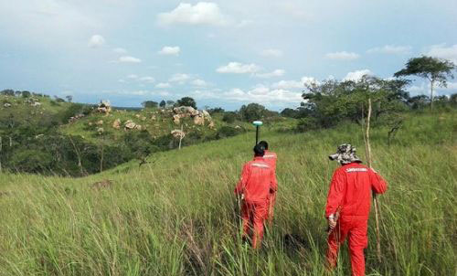 電建人奔波在蒿草及腰的野外進(jìn)行線路測(cè)量-電力工程 9.1.jpg